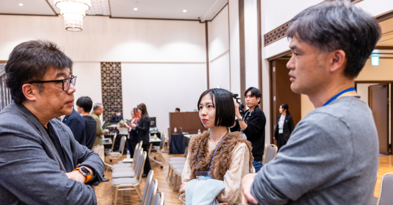 副島氏（中央）はレオスの藤野氏（左）から柔軟な思考の大切さを学んだ